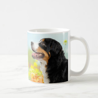 Caneca De Café Bernese Mountain dog in the flower garden