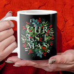 Caneca De Café Berries e Greenerescência da Tipografia CHRISTMAS<br><div class="desc">A palavra NATAL situa-se entre as folhas e as bagas de inverno sobre fundo preto (ou qualquer cor) nesta caneca de férias. CORRESPONDENTE a itens na nossa coleção.</div>