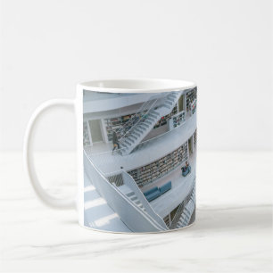 CANECA DE CAFÉ BIBLIOTECA DENTRO DE ANDAMENTO DO PESSOAS
