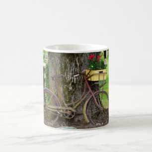 Caneca De Café Bicicleta antiga velha com cesta da flor