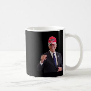 Caneca De Café Biden Usa um Chapéu Trump 2024