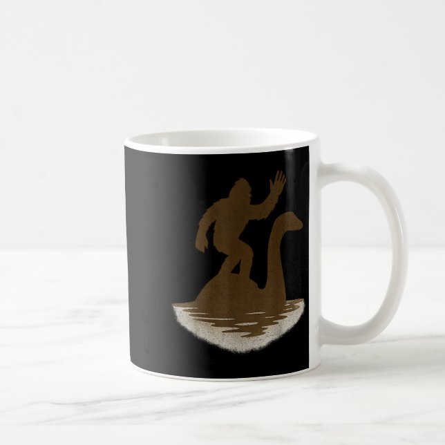 Caneca De Café Bigfoot Riding Loch Ness Monster Funny Sasquatch  (Direita)