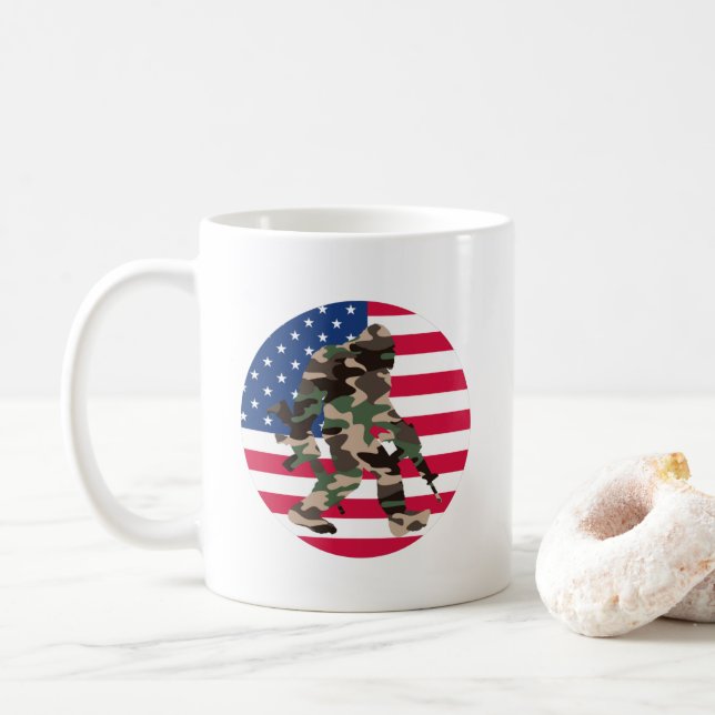 Caneca De Café Bigfoot Sasquatch Camo (Com Donut)