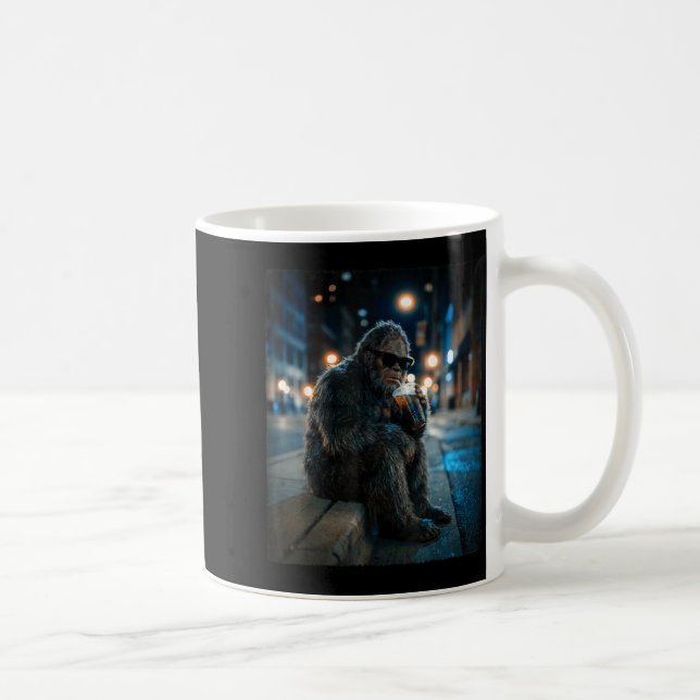 Caneca De Café Bigfoot sasquatch drinking iced coffee funny anima (Direita)