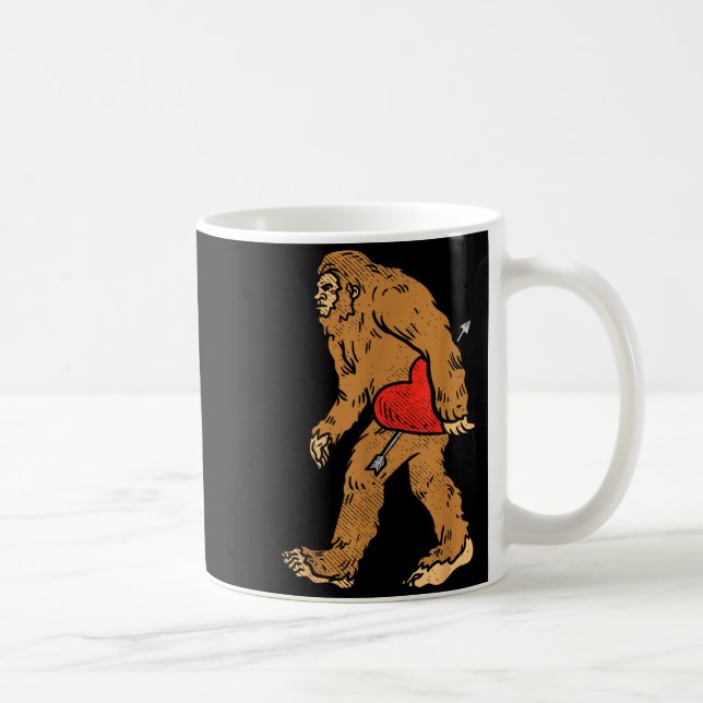 Caneca De Café Bigfoot Sasquatch Heart With Arrow Funny Valentine (Direita)