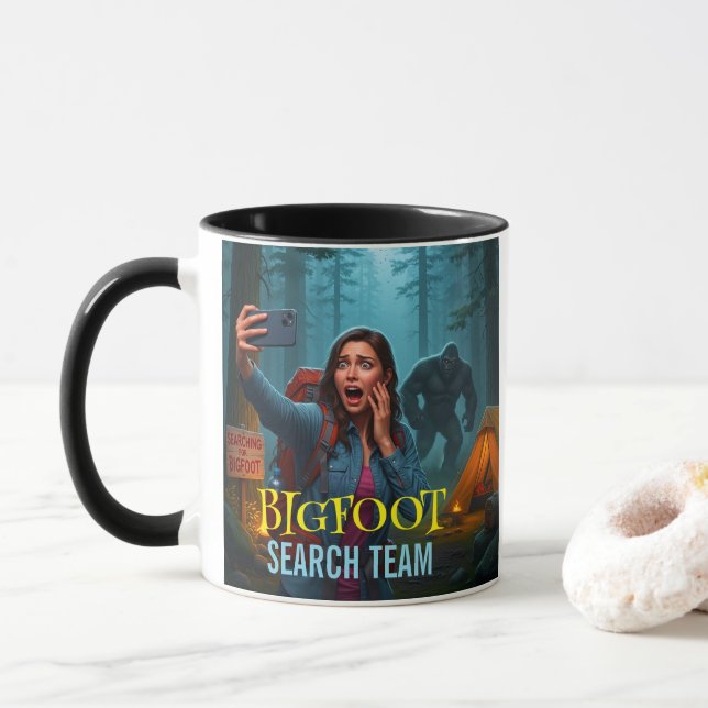 Caneca de Café Bigfoot Sasquatch na Floresta (Com Donut)