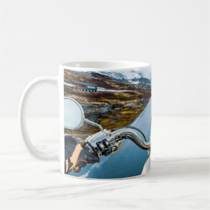 Caneca De Café Biker faz uma motocicleta em uma estrada escorrega