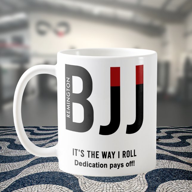 Caneca De Café BJJ Jiu Jitsu Black Belt Edition Personalizado (Personalized BJJ white coffee with jiu jitsu gym in background)