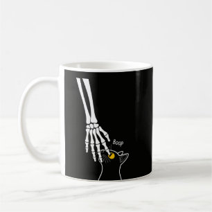 Caneca De Café Black Cat Boop – Mão de Esqueleto Arte Gótica