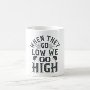 Caneca De Café BLM - Quando eles baixam, nós ficamos altos