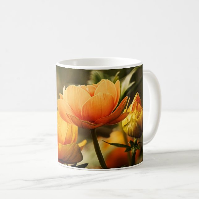 Caneca De Café Bloom ouro: Borboleta e Harmonia Floral (Frente Esquerda)