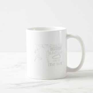 Caneca De Café Bloqueada e na moça escaladora de rocha