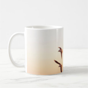 CANECA DE CAFÉ BLOQUEIO DE AVES BRANCAS E COROAS