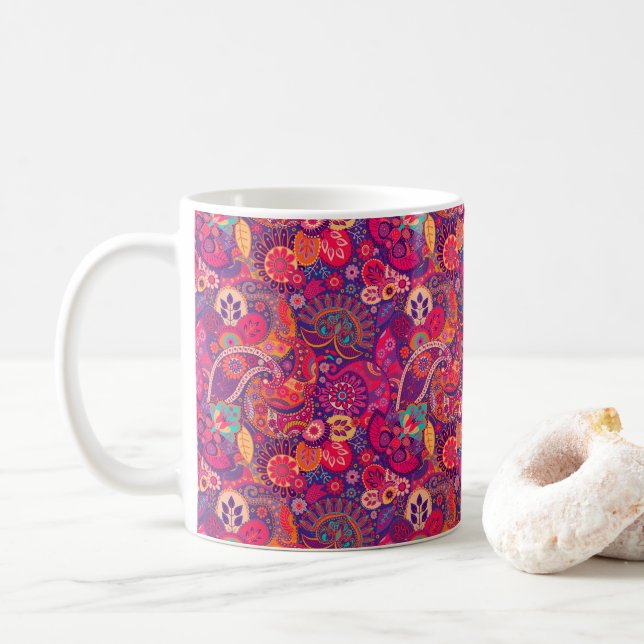 Caneca De Café Blush Bloom: Padrão de Jardim Rosa Artístico (Com Donut)