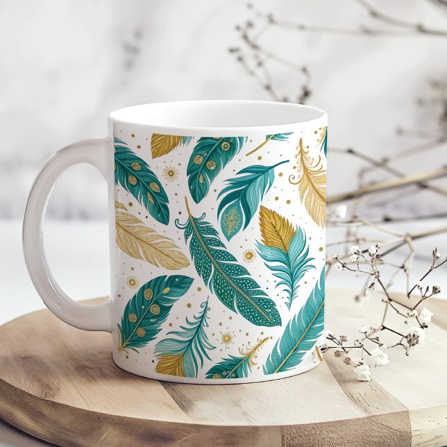 Caneca De Café Boho Teal e Douradas Penas (Boho Teal and Gold Feathers Coffee Mug on a boho wooden kitchen table with tiny dry flowers)