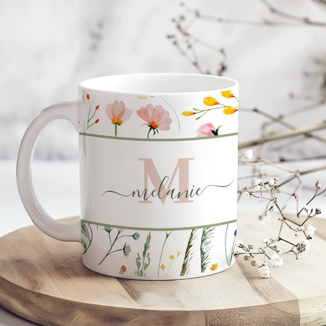 Caneca De Café Boho Wildflower Custom Name Monograma (Boho Wildflowers Custom Name Monogram Coffee Mug on a sunny boho wooden kitchen table.)