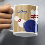 Caneca De Café Bola de boliche e pinos personalizados<br><div class="desc">Crie um presente personalizado para o seu jogador de bolso favorito quando você adicionar o nome dele a esta caneca de café. As ilustrações de estilo realístico de pinos de boliche e bola de boliche azul são definidas em um fundo de faixa alta com um ponto para adicionar um nome...</div>