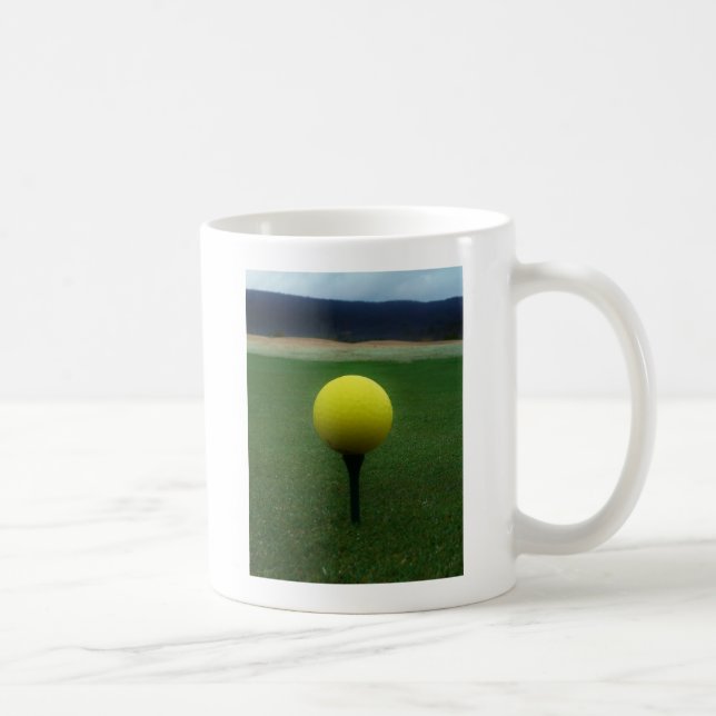 Caneca De Café Bola de Golfe Amarelo no campo de golfe da montanh (Direita)