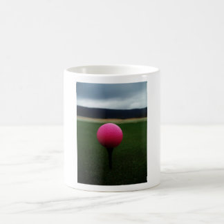 Caneca De Café Bola de Golfe Rosa em campo de golfe na montanha