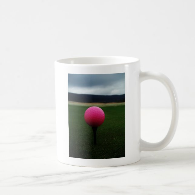 Caneca De Café Bola de Golfe Rosa em campo de golfe na montanha (Direita)