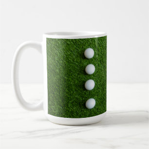 Caneca De Café Bolas de golfe estão em grama verde