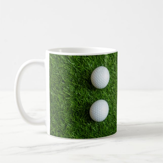Caneca De Café Bolas de golfe estão em grama verde (Esquerda)