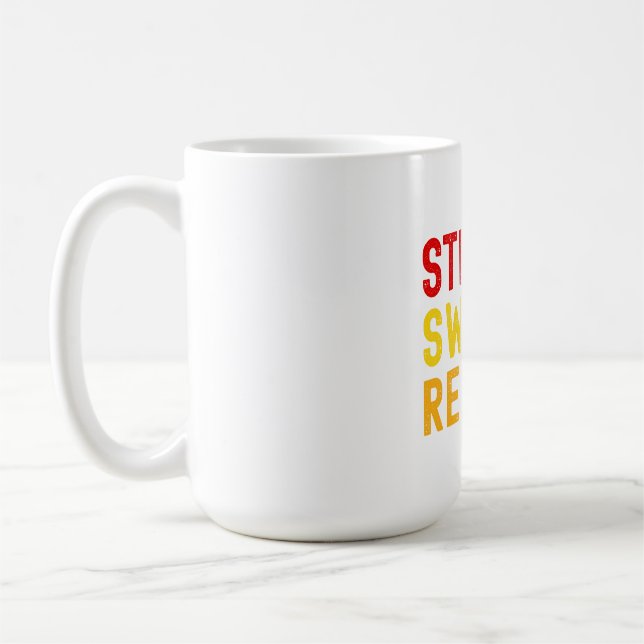 Caneca De Café Bold Text "STRETCH, SWEAT, REPEAT." on White Backg (Esquerda)