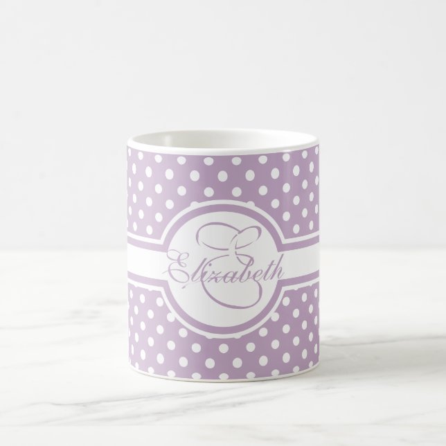 Caneca De Café Bolinhas brancas elegantes em monograma roxo (Centro)