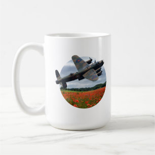 Caneca De Café Bombardeiro Lancaster Sobre Um Campo De Pipoca
