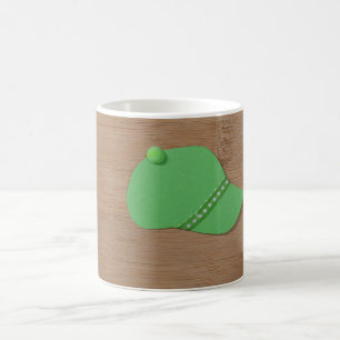 Caneca De Café Boné verde sobre madeira de bambu
