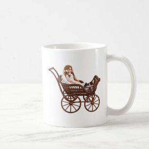 Caneca De Café Boneca de Bisque Antiga em Carrinho de Vime