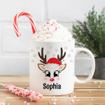 Caneca De Café Bonita Reindeer Rapariga Santa Hat Nome Personaliz<br><div class="desc">Café de Natal bonito e feminino ou caneca de cacau quente ilustra um rosto doce de rena Rudolph com nariz vermelho brilhante, pestanas e galhadas. Ela está vestida com um chapéu vermelho de Papai Noel e rodeada por flocos de neve de cinzas leves. Personalize esta caneca de chocolate quente festiva...</div>