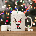 Caneca De Café Bonita Reindeer Rapariga Vermelha Nome Personaliza<br><div class="desc">Café de Natal bonito e feminino ou caneca de cacau quente ilustra um rosto doce de rena Rudolph com nariz vermelho brilhante, pestanas e galhadas. Ela está vestida com um arco vermelho e cercada por flocos de neve de cinza clara. Personalize esta caneca de chocolate quente festiva com um nome...</div>