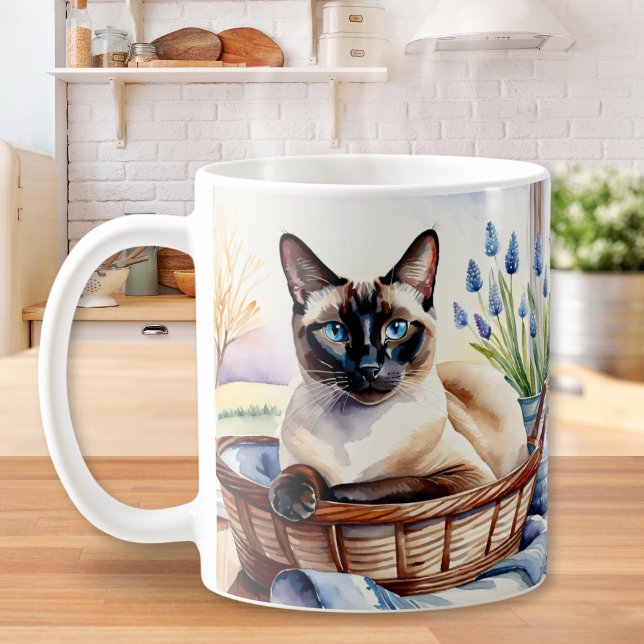 Caneca De Café Bonito Gato Siamês Pet Breed Elegant Art Feline (A mug with Siamese cat illustration on both sides. The cat has blue eyes and is in a wicker basket)