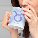 Caneca De Café Bonito símbolo de astrologia Taurus, roxo personal<br><div class="desc">Esta caneca bonito,  personalizada e roxa e lavanda Taurus apresenta seu sinal astrológico do Zodíaco em um belo brilho como as constelações. Personalize este presente bonitinho com seu nome em lindos programas cursivos para alguém que faz aniversário no final de abril ou no início de maio.</div>