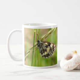 Caneca De Café Borboleta branca marmoreada na grama