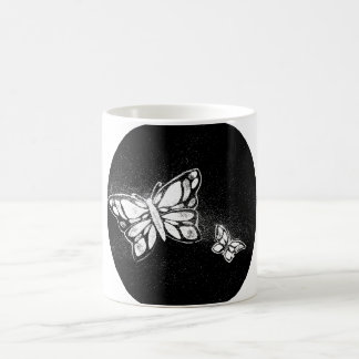 Caneca De Café borboleta desenhada à mão