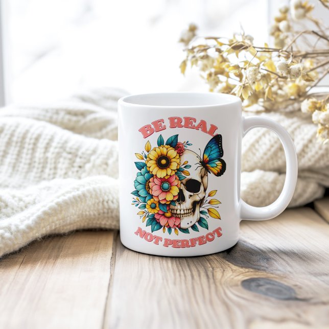 Caneca De Café Borboleta Floral "Be Real Not Perfect" ("Be Real Not Perfect" Floral Skull Butterfly Coffee Mug on a shabby chic wooden table.)