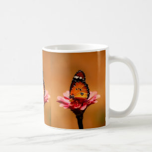 Caneca De Café Borboleta Laranja Elegante na Flor Rosa