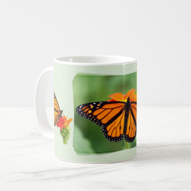 Caneca De Café Borboleta Monarca Em Fundo Verde. (Frente Esquerda)