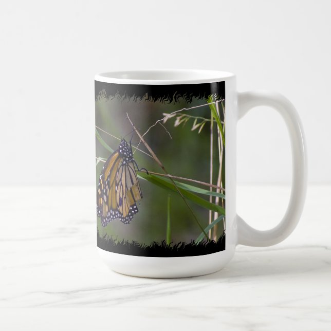 Caneca De Café Borboleta Monarca na borda preta da grama (Direita)