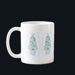 Caneca De Café Borda escalada da Árvore de Natal do Grande Milêni<br><div class="desc">Uma caneca de árvore de natal bonita do milênio com arcos de gingham e quadros de bolinhas escalados. Faz um belo presente de Natal para o amante do milênio!</div>