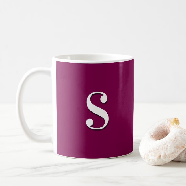 Caneca De Café Borgonha Escura Simples Elegante Monograma Inicial (Com Donut)