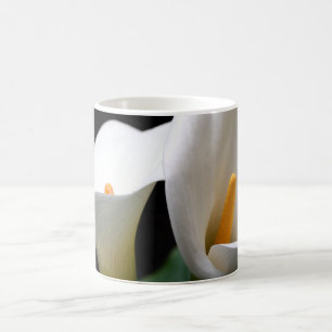 Caneca de café branca da flor do lírio de Calla