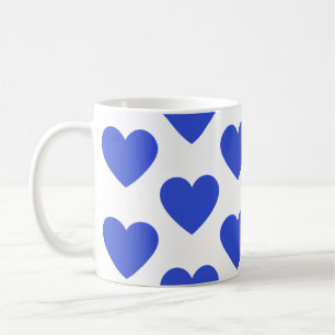 Caneca de café branca divertida com corações azuis