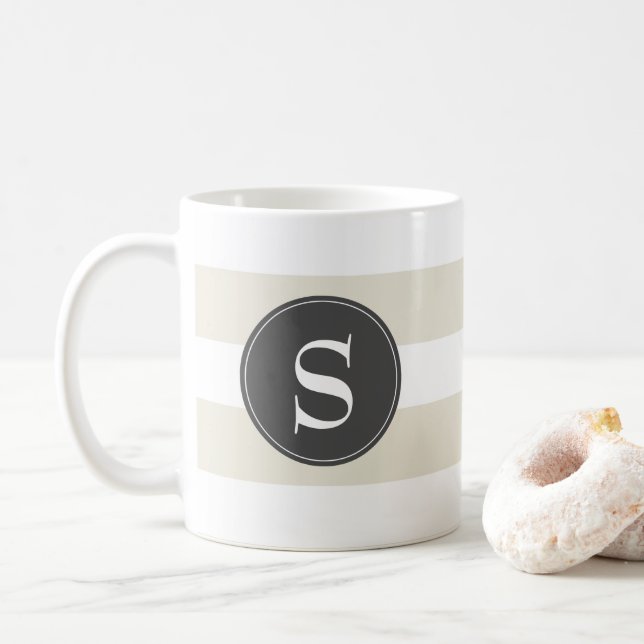 Caneca De Café Branco Moderno, Taupe, Monograma Preto (Com Donut)