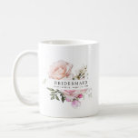 Caneca De Café Bridesmaid Floral Rosa Rosa Rosa Escamuflada<br><div class="desc">O design floral cor-de-rosa chic e elegante apresenta o título Bridesmaid e uma linha de texto personalizado abaixo. Todo o texto pode ser editado, a cor, a fonte e o tamanho alterados. Faça um para cada festa de noiva. Vai parecer excelente na preparação das fotos. Esta caneca de café faz...</div>