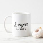 Caneca De Café Bridesmaid Personalizada por na moda<br><div class="desc">Na moda,  moderno e elegante; com fontes modernas e personalizáveis. Personalizar com nome ou data.</div>