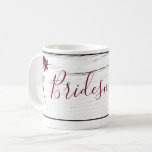 Caneca De Café Bridesmaid Russa Elegante Floral<br><div class="desc">Bonito burgundy "Bridesmaid",  com coloração d'água elegante e rústica bolsa de tote. Tão bonito. Carregar todas as suas necessidades de dia de casamento nesta bolsa doce. Estes fazem presentes maravilhosos para as damas do seu casamento.</div>
