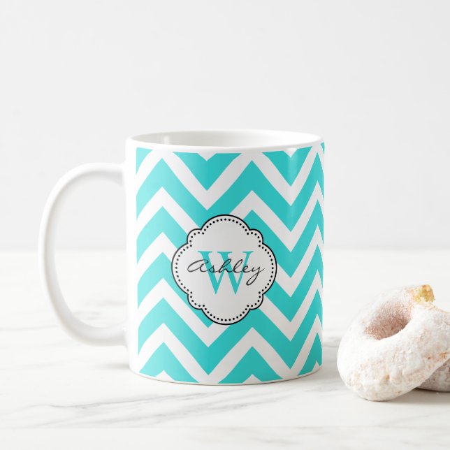 Caneca De Café Bright Aquamarine Chevron Strips com Monograma (Com Donut)